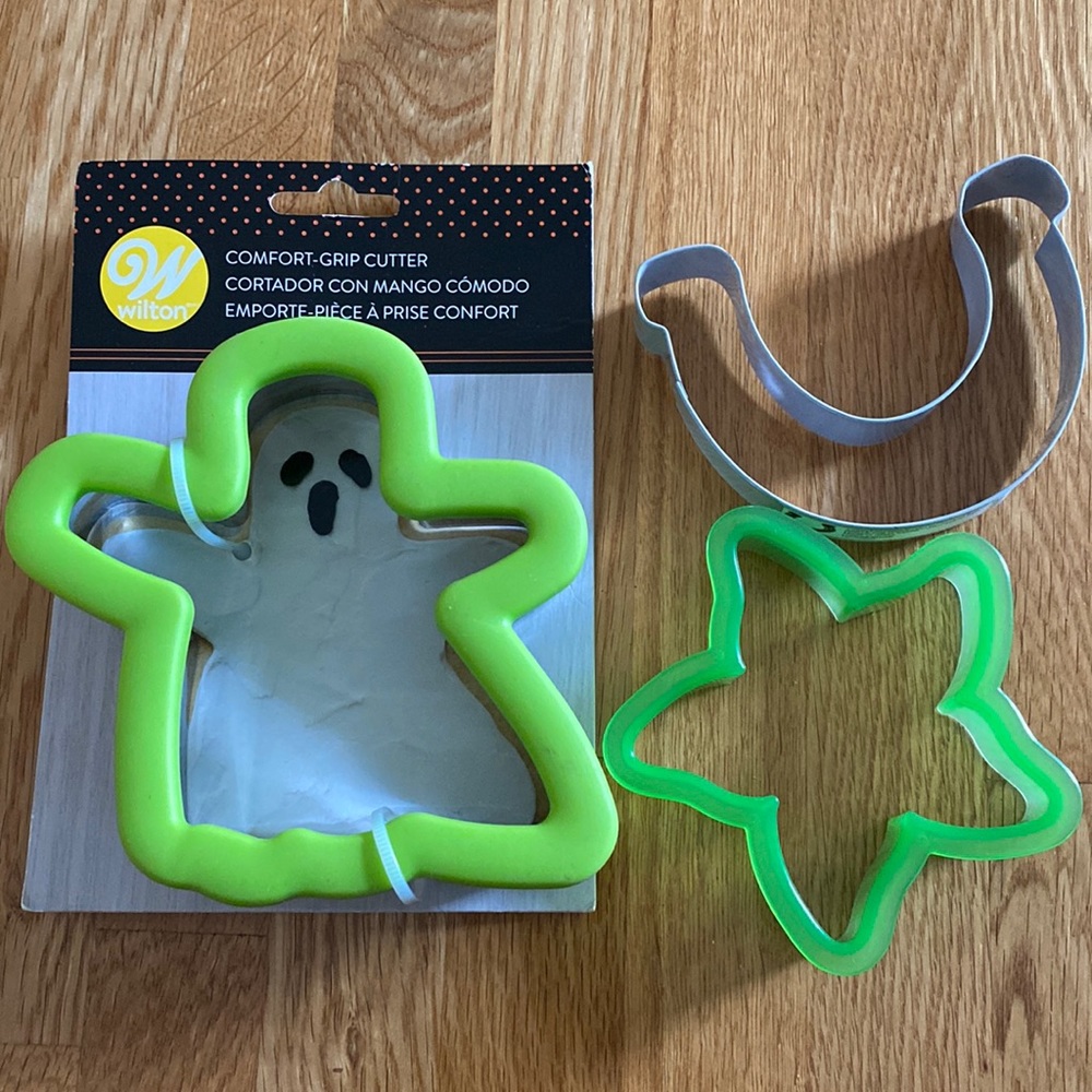 NWT 2 cookie cutters (starfish was sold!)